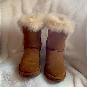 Ugg Boots - Deena Short Shearling Boot in Chestnut
